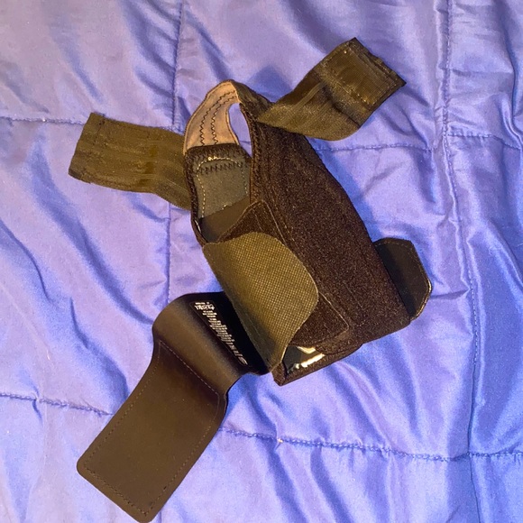 McDavid Stealth Ankle Brace made for under cleats size large. NEVER WORN - Picture 2 of 3